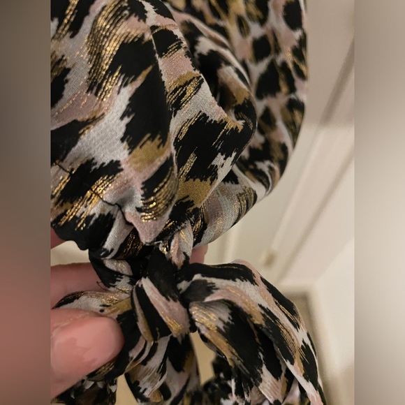 VINCE CAMUTO
Printed Off-The-Shoulder 3/4 Balloon-Sleeve Top - Picture 4 of 6